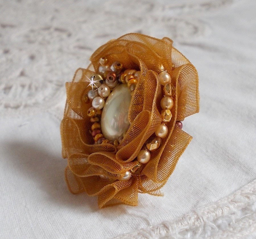 Reflets de Rosée ring geborduurd met parels en een fauve-kleurig organza lint