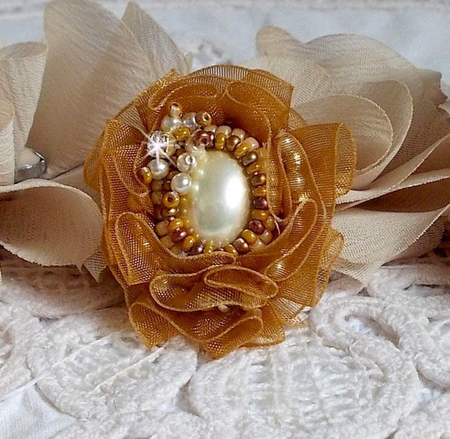 Reflets de Rosée ring geborduurd met parels en een fauve-kleurig organza lint