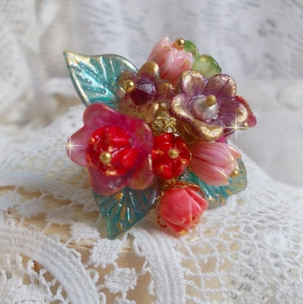 Bague Roseraie Proven&ccedil;ale cr&eacute;&eacute;e avec des toupies de Swarovski, des perles en r&eacute;sine, acrylique, verre et accessoires en laiton dor&eacute;