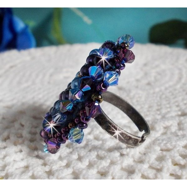 Royal Blue Roses ring geborduurd met een glazen cabochon en prachtige barok parels