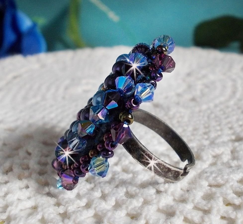 Royal Blue Roses ring geborduurd met een glazen cabochon en prachtige barok parels