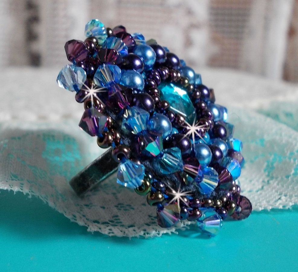 Royal Blue Roses ring geborduurd met een glazen cabochon en prachtige barok parels
