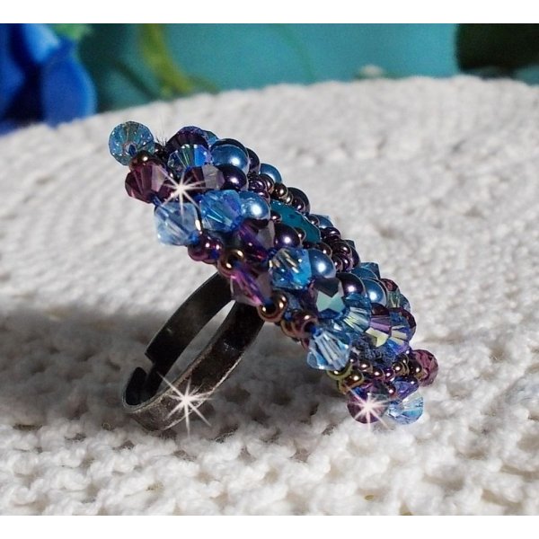 Royal Blue Roses ring geborduurd met een glazen cabochon en prachtige barok parels