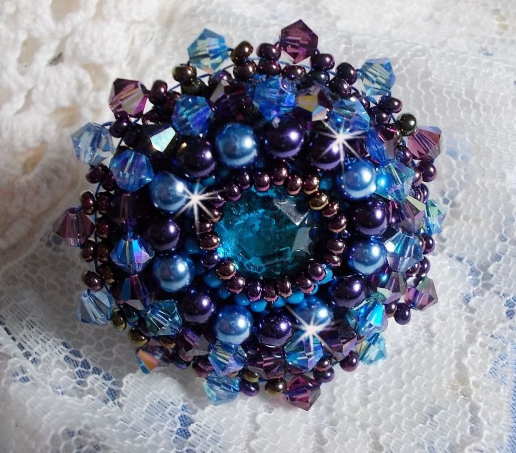 Royal Blue Roses ring geborduurd met een glazen cabochon en prachtige barok parels