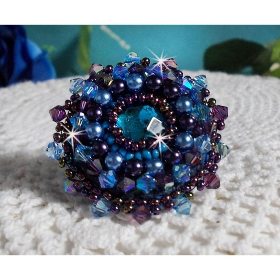 Royal Blue Roses ring geborduurd met een glazen cabochon en prachtige barok parels