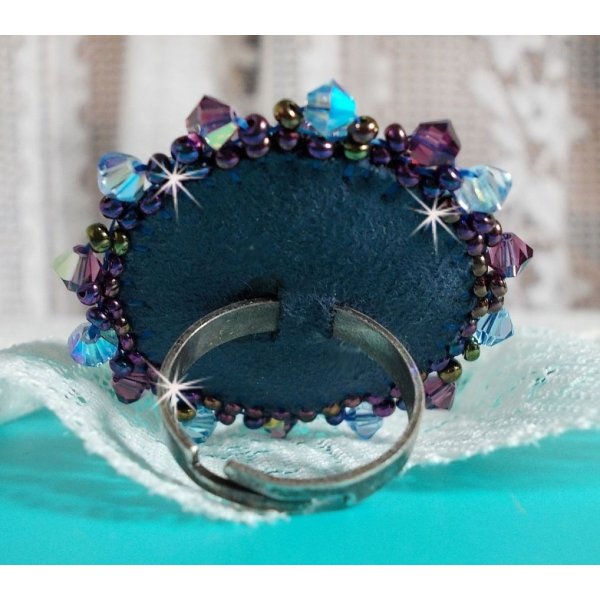 Royal Blue Roses ring geborduurd met een glazen cabochon en prachtige barok parels