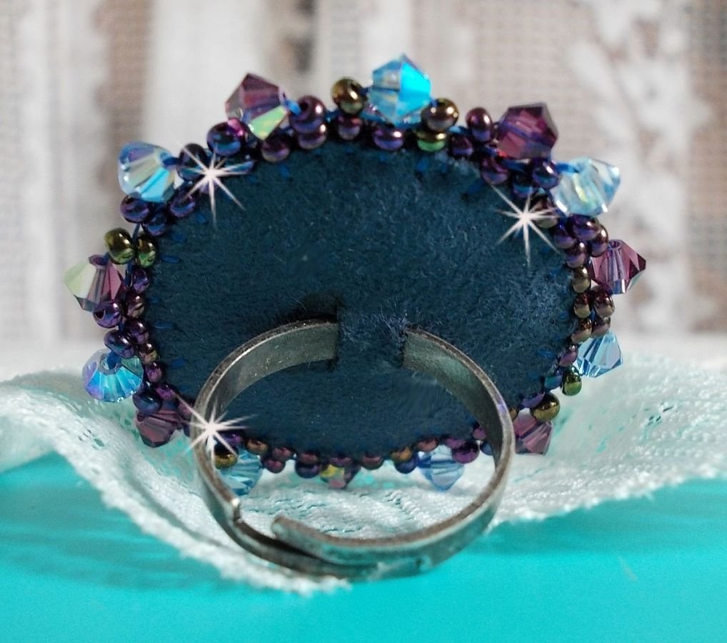 Royal Blue Roses ring geborduurd met een glazen cabochon en prachtige barok parels