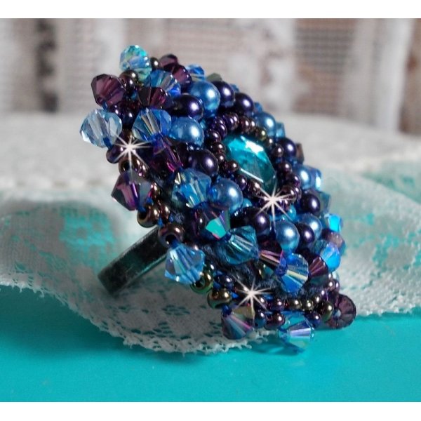 Royal Blue Roses ring geborduurd met een glazen cabochon en prachtige barok parels