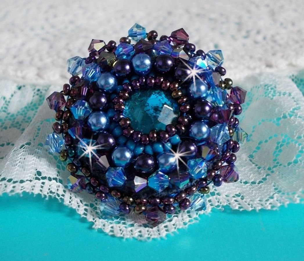 Royal Blue Roses ring geborduurd met een glazen cabochon en prachtige barok parels