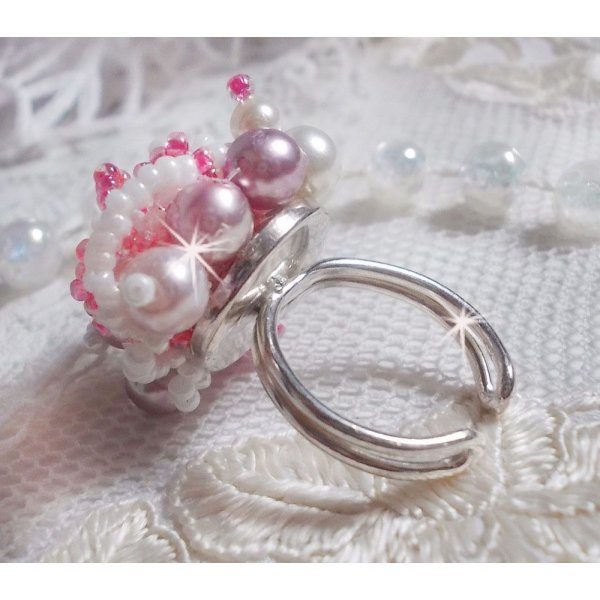 Bague Roses D&eacute;tente est brod&eacute;e avec des cristaux de Swarovski, une bague en argent massif 925/1000 et des rocailles