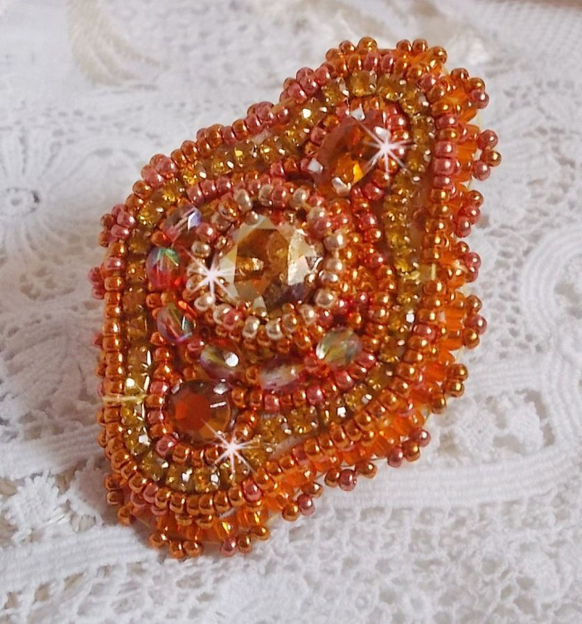 Rumba ring geborduurd met een prachtig oranje Swarovski kristal, facetten en Miyuki rocailles.