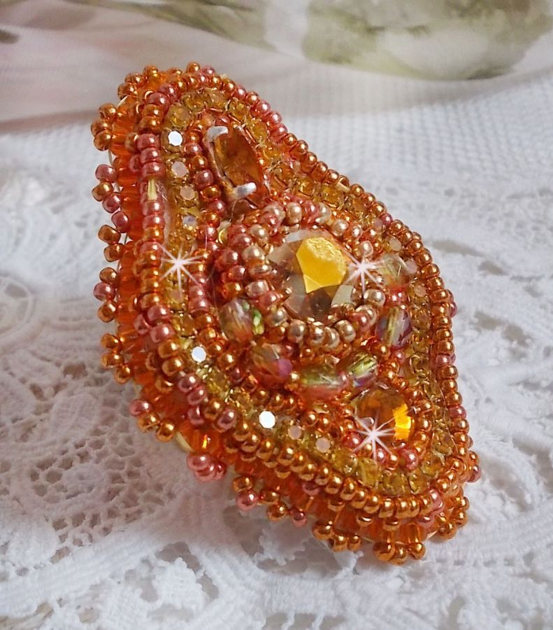 Rumba ring geborduurd met een prachtig oranje Swarovski kristal, facetten en Miyuki rocailles.