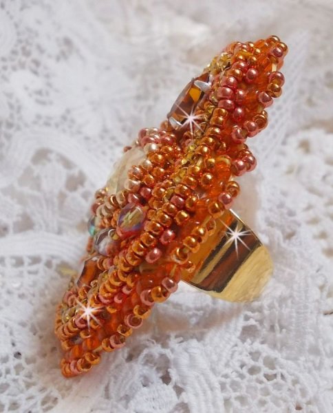 Rumba ring geborduurd met een prachtig oranje Swarovski kristal, facetten en Miyuki rocailles.