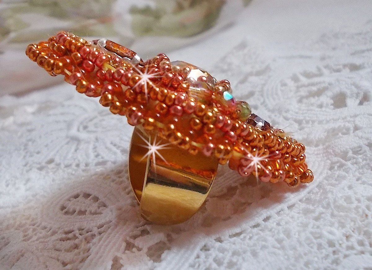 Rumba ring geborduurd met een prachtig oranje Swarovski kristal, facetten en Miyuki rocailles.
