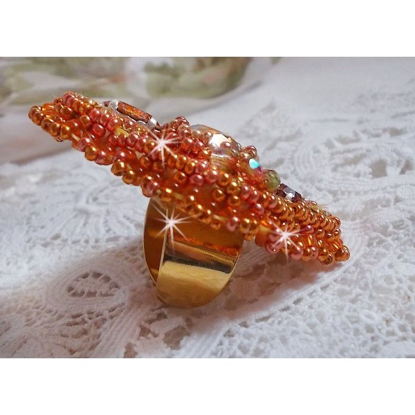 Rumba ring geborduurd met een prachtig oranje Swarovski kristal, facetten en Miyuki rocailles.