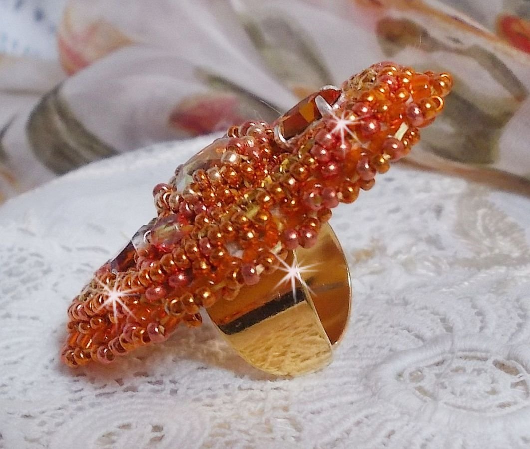 Rumba ring geborduurd met een prachtig oranje Swarovski kristal, facetten en Miyuki rocailles.