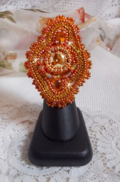 Rumba ring geborduurd met een prachtig oranje Swarovski kristal, facetten en Miyuki rocailles.