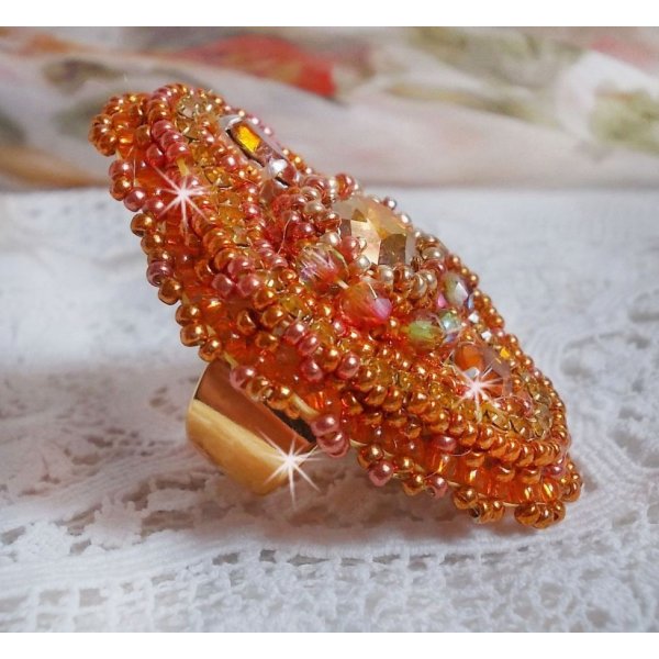 Rumba ring geborduurd met een prachtig oranje Swarovski kristal, facetten en Miyuki rocailles.