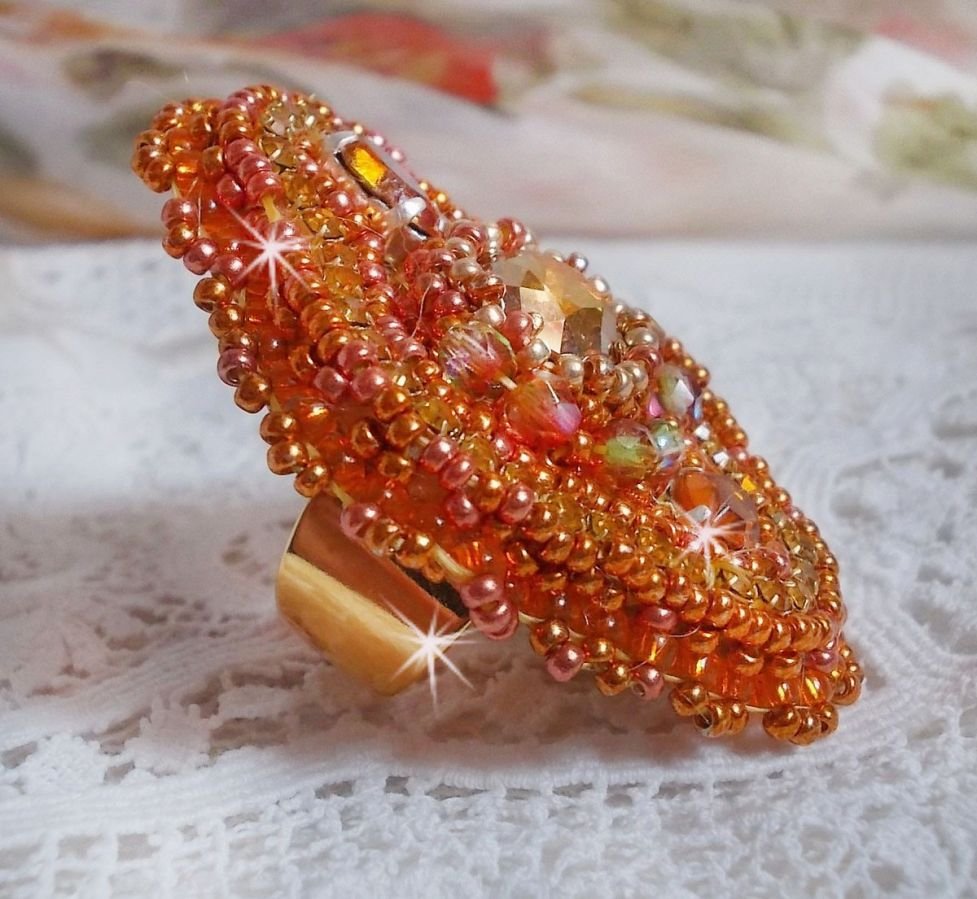Rumba ring geborduurd met een prachtig oranje Swarovski kristal, facetten en Miyuki rocailles.