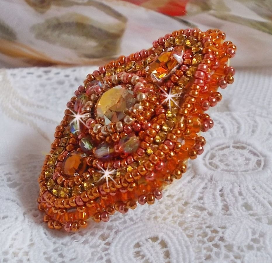 Rumba ring geborduurd met een prachtig oranje Swarovski kristal, facetten en Miyuki rocailles.