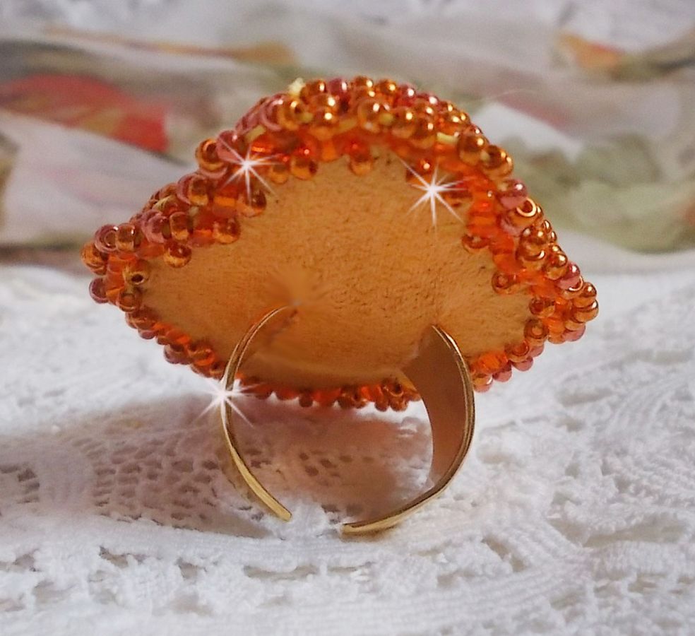 Rumba ring geborduurd met een prachtig oranje Swarovski kristal, facetten en Miyuki rocailles.