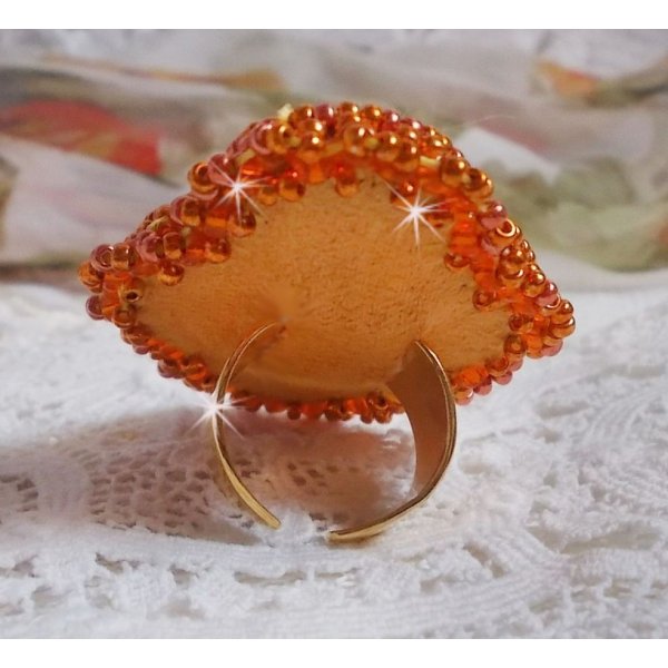Rumba ring geborduurd met een prachtig oranje Swarovski kristal, facetten en Miyuki rocailles.
