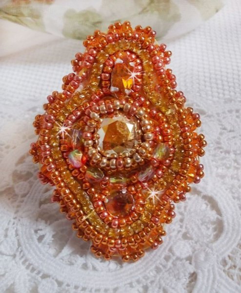 Rumba ring geborduurd met een prachtig oranje Swarovski kristal, facetten en Miyuki rocailles.