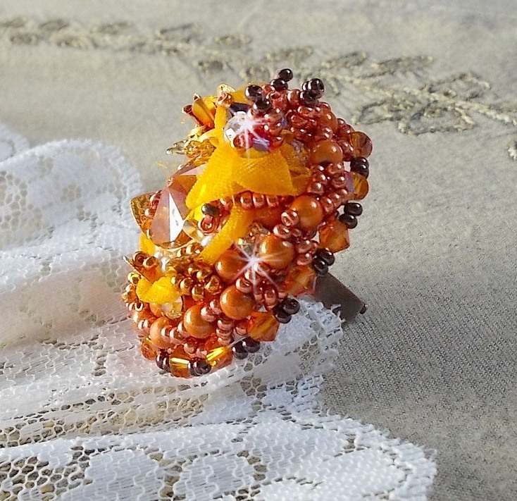 Les Rêves d'Acapulco ring geborduurd met Swarovski kristallen, Miyuki rocailles, glas en parels in een chique Boho Ethnic stijl.
