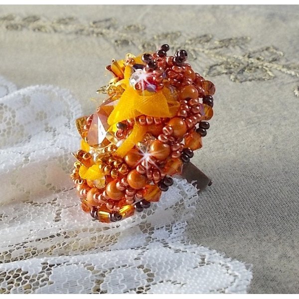Les Rêves d'Acapulco ring geborduurd met Swarovski kristallen, Miyuki rocailles, glas en parels in een chique Boho Ethnic stijl.