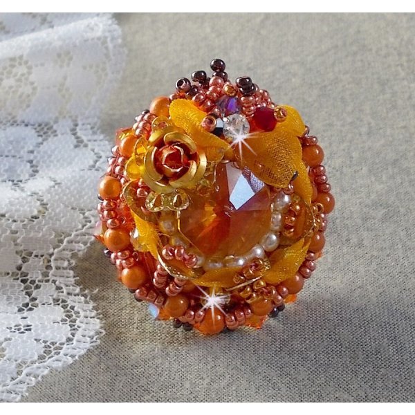 Les R&ecirc;ves d'Acapulco ring geborduurd met Swarovski kristallen, Miyuki rocailles, glas en parels in een chique Boho Ethnic stijl.