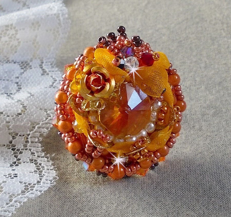 Les Rêves d'Acapulco ring geborduurd met Swarovski kristallen, Miyuki rocailles, glas en parels in een chique Boho Ethnic stijl.