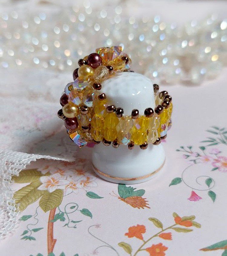 Sunshine ring met facetten, parelkraaltjes en Swarovski kristallen spinners