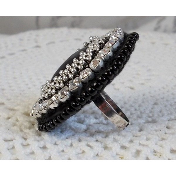 Black Stone Ring geborduurd met een edelsteen, zwarte onyx, kristallen en rocailles.
