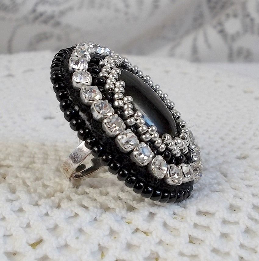 Black Stone Ring geborduurd met een edelsteen, zwarte onyx, kristallen en rocailles.