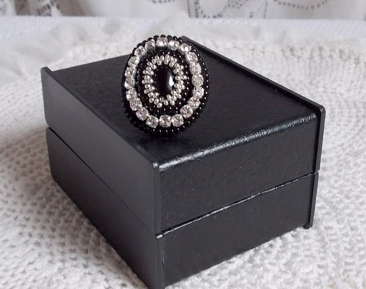 Black Stone Ring geborduurd met een edelsteen, zwarte onyx, kristallen en rocailles.