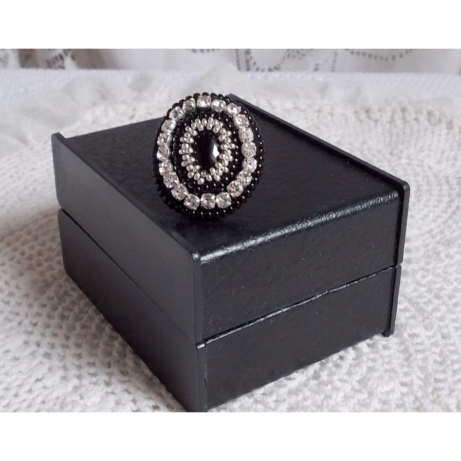 Black Stone Ring geborduurd met een edelsteen, zwarte onyx, kristallen en rocailles.