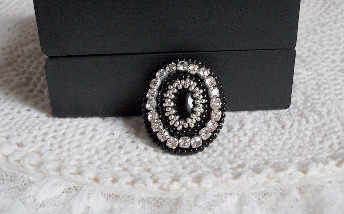 Black Stone Ring geborduurd met een edelsteen, zwarte onyx, kristallen en rocailles.