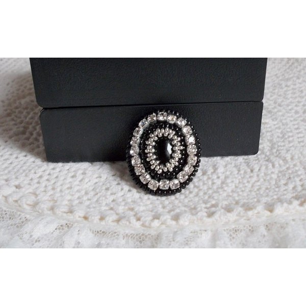 Black Stone Ring geborduurd met een edelsteen, zwarte onyx, kristallen en rocailles.