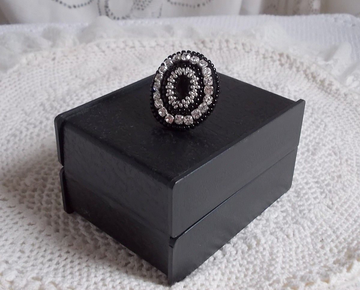 Black Stone Ring geborduurd met een edelsteen, zwarte onyx, kristallen en rocailles.