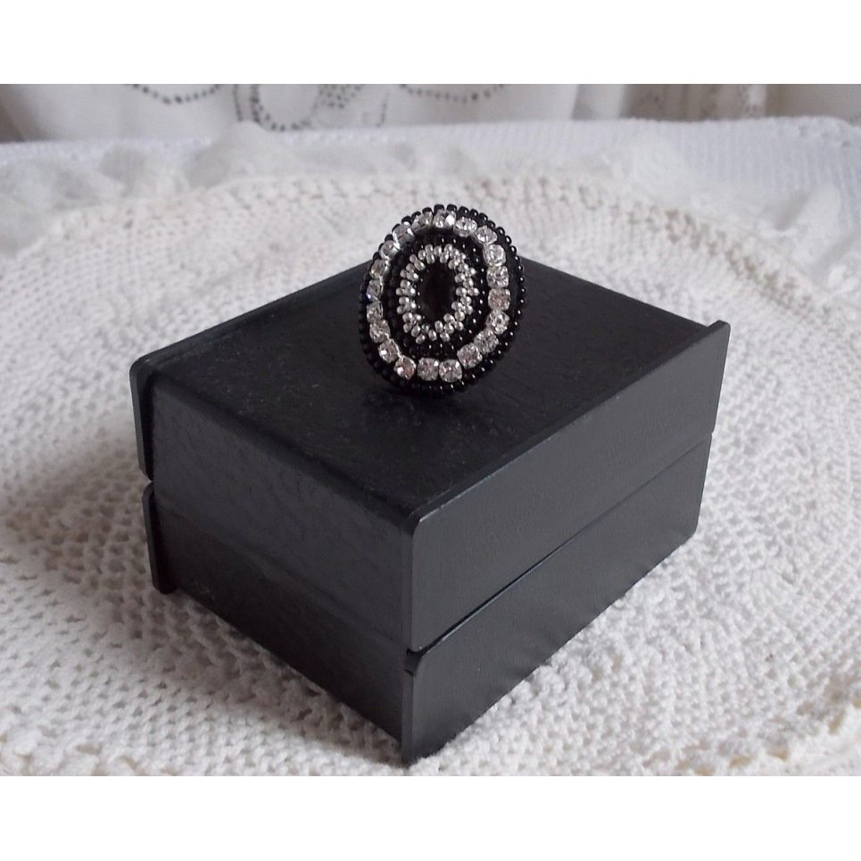 Black Stone Ring geborduurd met een edelsteen, zwarte onyx, kristallen en rocailles.