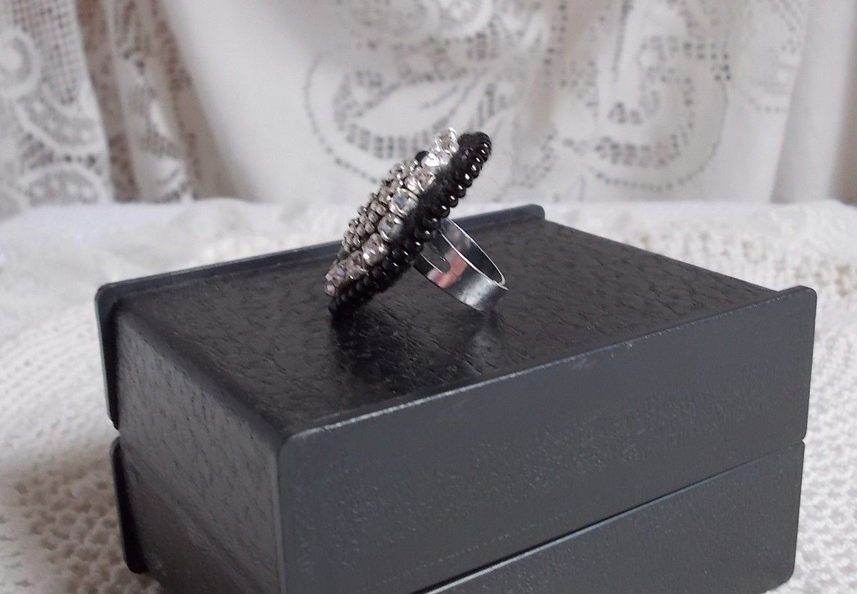 Black Stone Ring geborduurd met een edelsteen, zwarte onyx, kristallen en rocailles.
