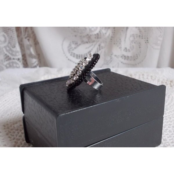 Black Stone Ring geborduurd met een edelsteen, zwarte onyx, kristallen en rocailles.