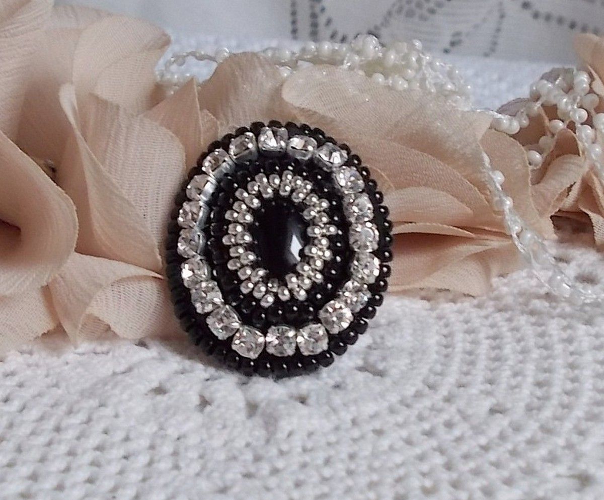 Black Stone Ring geborduurd met een edelsteen, zwarte onyx, kristallen en rocailles.