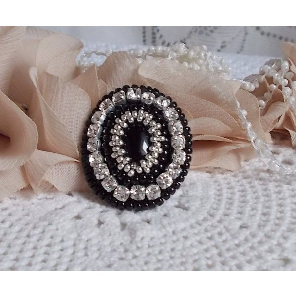 Black Stone Ring geborduurd met een edelsteen, zwarte onyx, kristallen en rocailles.