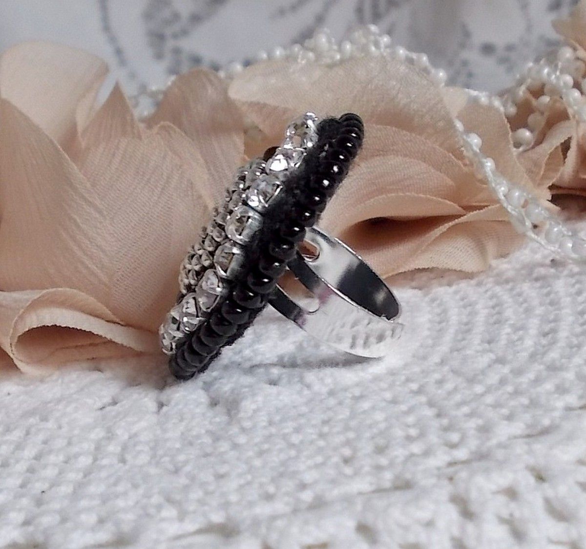 Black Stone Ring geborduurd met een edelsteen, zwarte onyx, kristallen en rocailles.