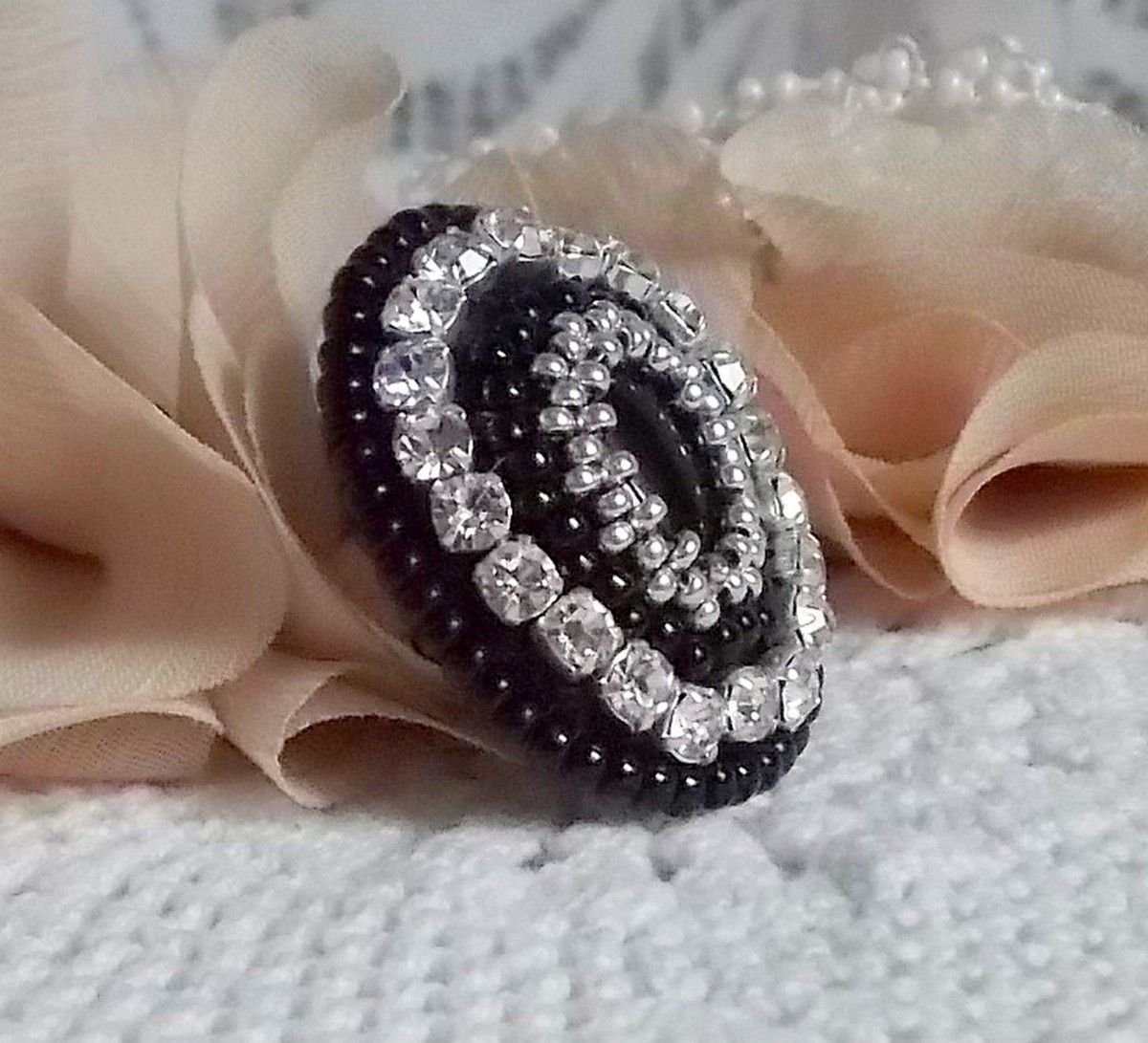 Black Stone Ring geborduurd met een edelsteen, zwarte onyx, kristallen en rocailles.