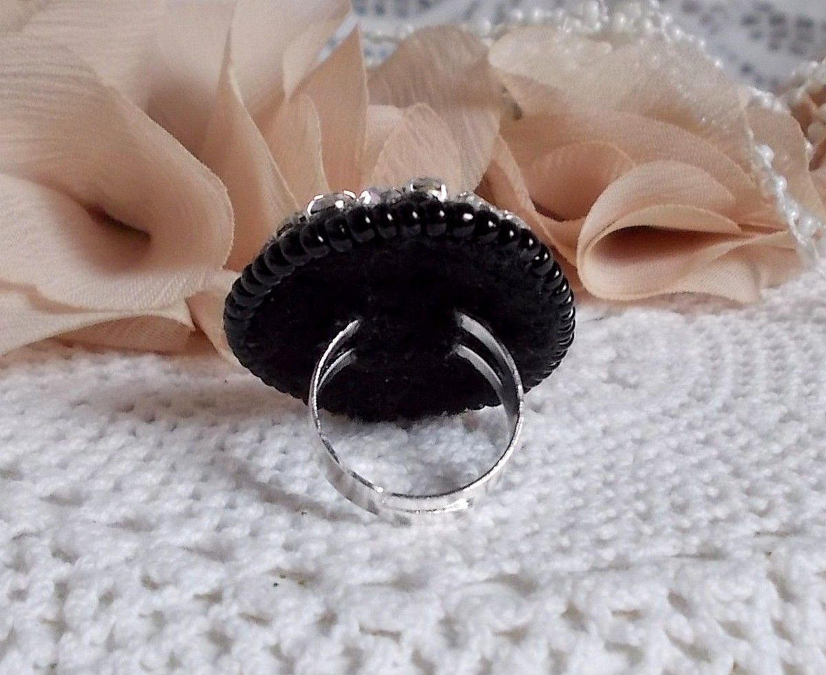 Black Stone Ring geborduurd met een edelsteen, zwarte onyx, kristallen en rocailles.