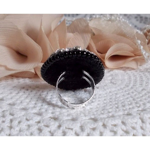 Black Stone Ring geborduurd met een edelsteen, zwarte onyx, kristallen en rocailles.