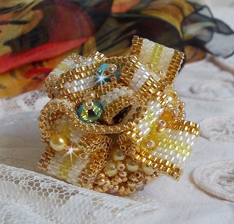 Zonnebloem Gouden Haute-Couture ring geborduurd met 24 karaats vergulde rocailles en Swarovski kristallen 