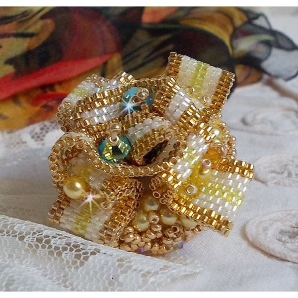 Zonnebloem Gouden Haute-Couture ring geborduurd met 24 karaats vergulde rocailles en Swarovski kristallen 